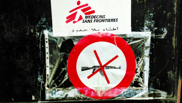 Unser Logo und Schild “Keine Waffen erlaubt” Sicherheit im Projekt